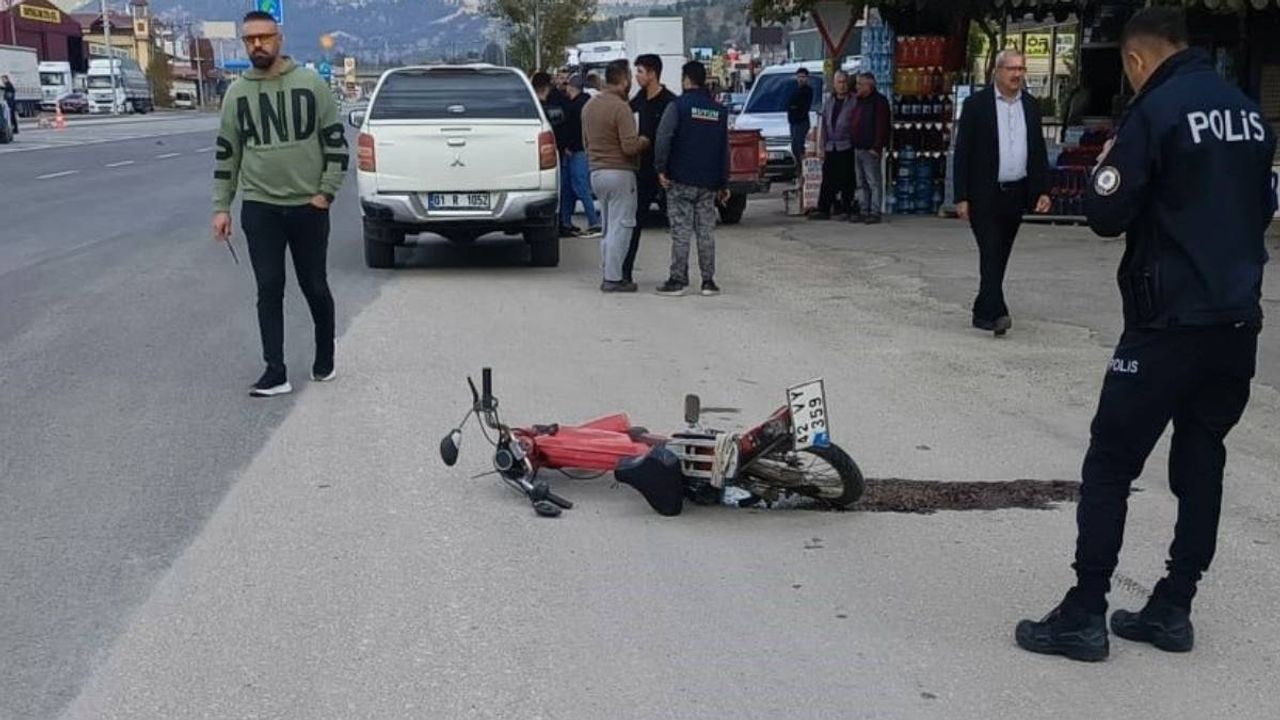 Otomobille çarpışan motosikletin sürücüsü ağır yaralandı: O anlar saniye saniye görüntülendi