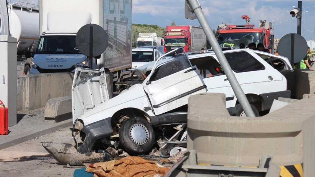Adana yolunda can pazarı: Otomobil beton bariyere saplandı!