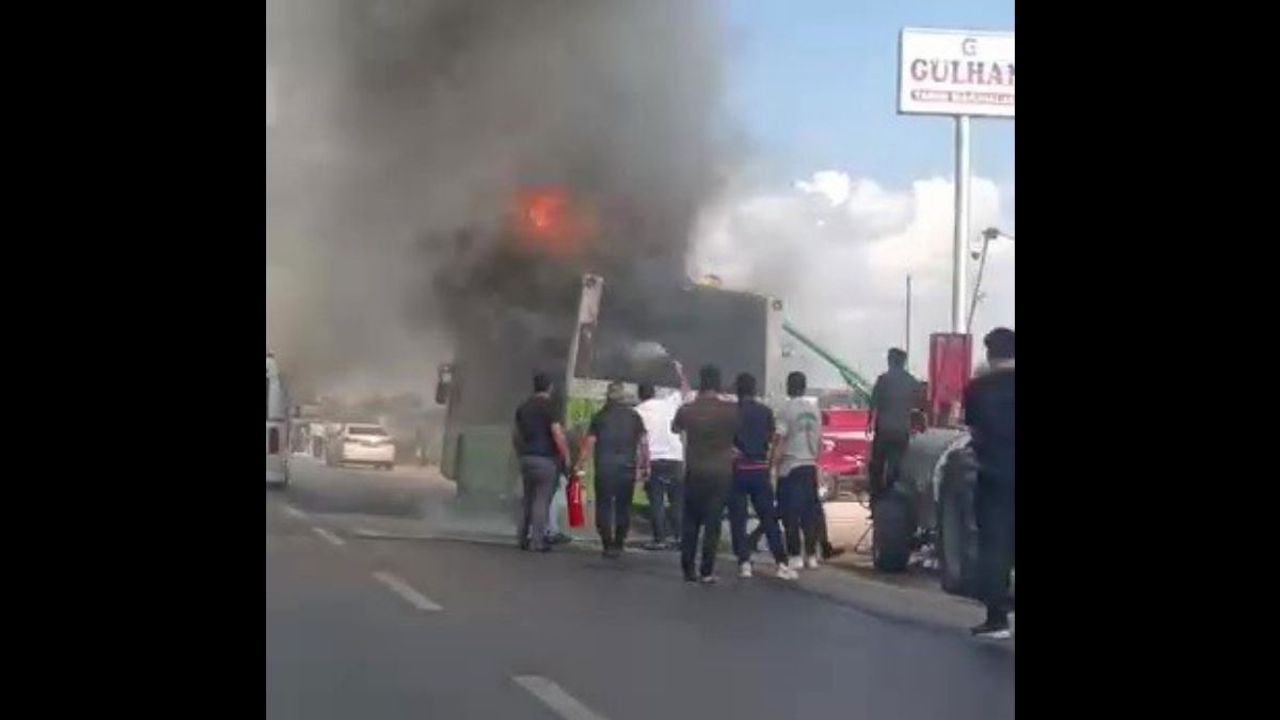 Alev alev yanan belediye otobüsü, saniyeler içinde kül oldu