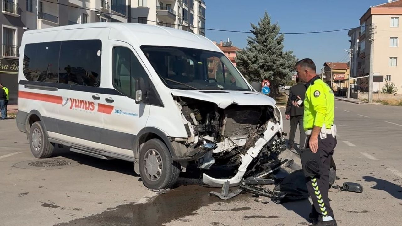 Aksaray’da otomobil ile servis minibüsü çarpıştı: 1 yaralı