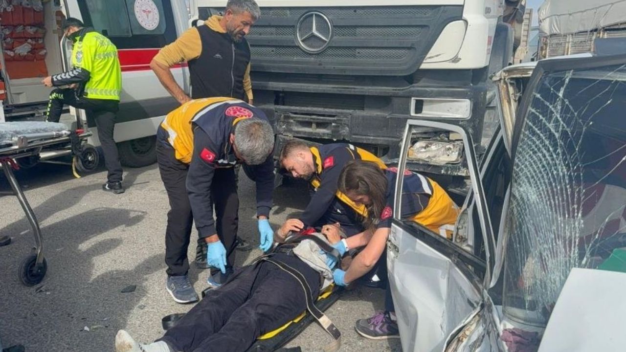 Korkunç trafik kazasında sürücü sıkışıp kalınca ağır yaralandı!