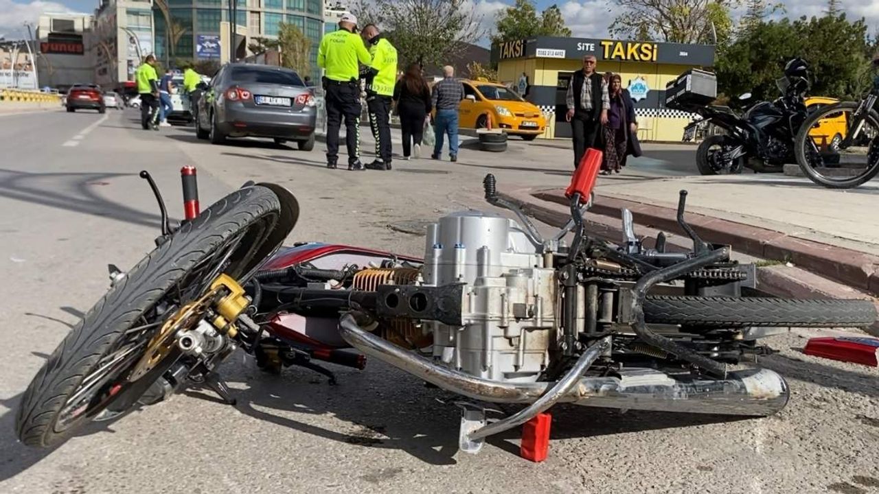 Şehir merkezinde kaza paniği: Motosiklet sürücüsü yola savruldu