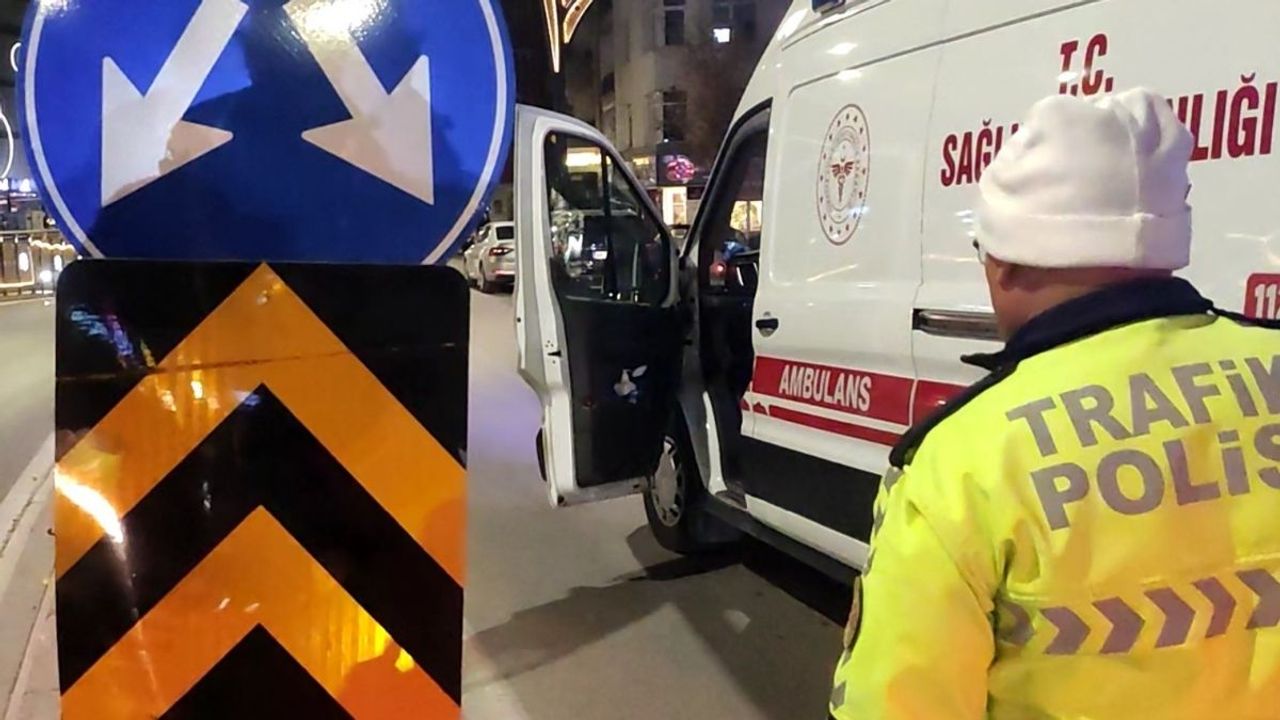 Aksaray’da motosiklet refüje çarptı: Baba ve oğlu yaralandı