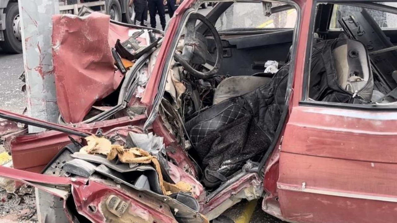 Aksaray’da feci kaza: Otomobil direğe çarptı, 1 ağır yaralı!