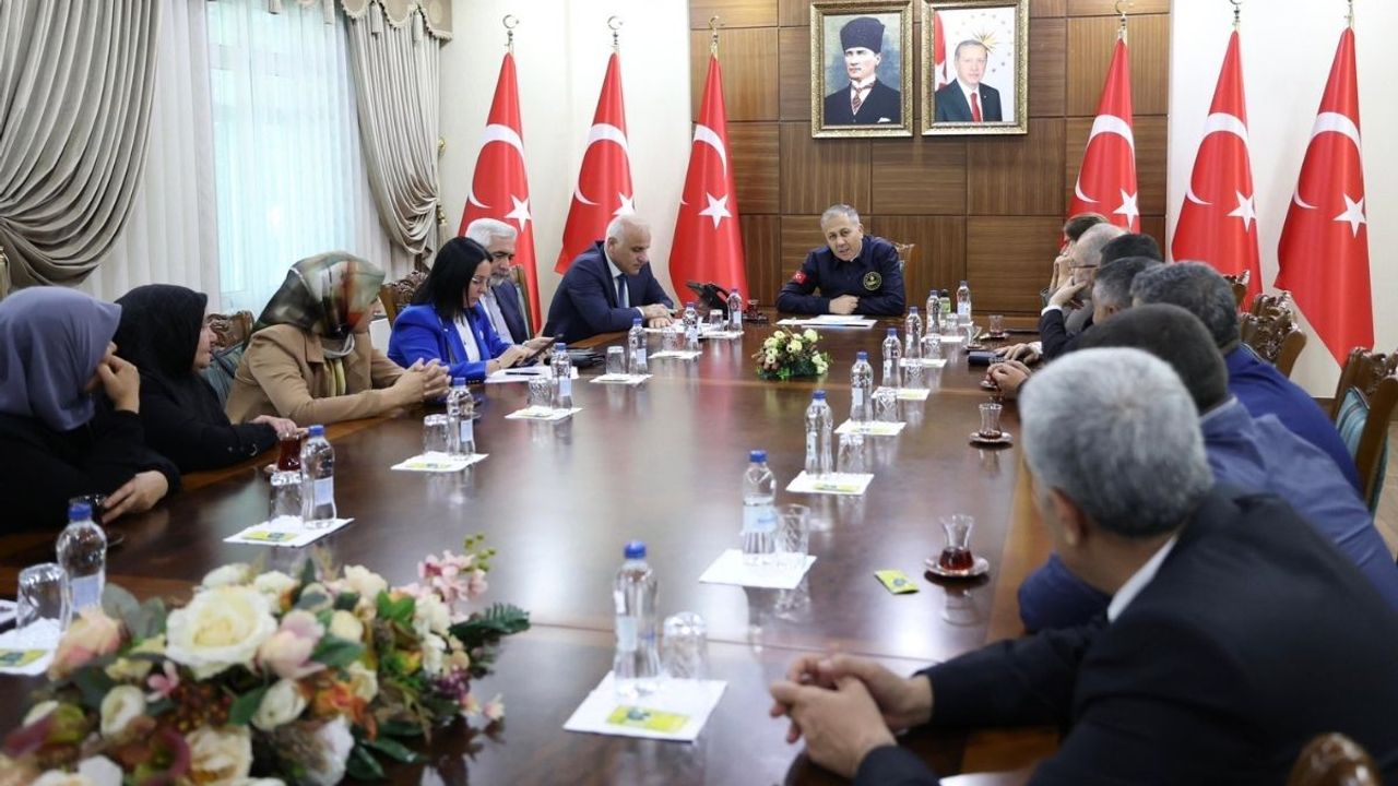 Ali Yerlikaya 2 bin 241 gündür evlat nöbeti tutan Diyarbakır anneleriyle bir araya geldi