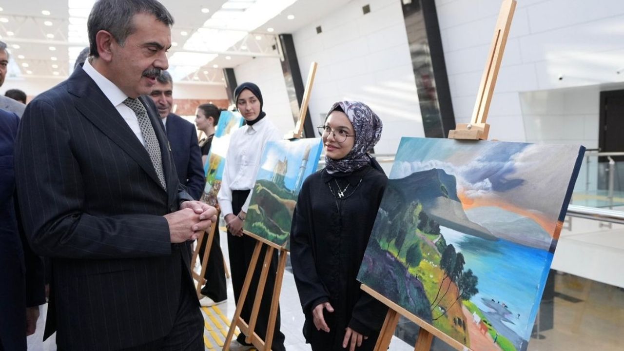 Bakan Tekin gençlerle buluştu: ‘Sanatla fedakârlığı öğretiyoruz’