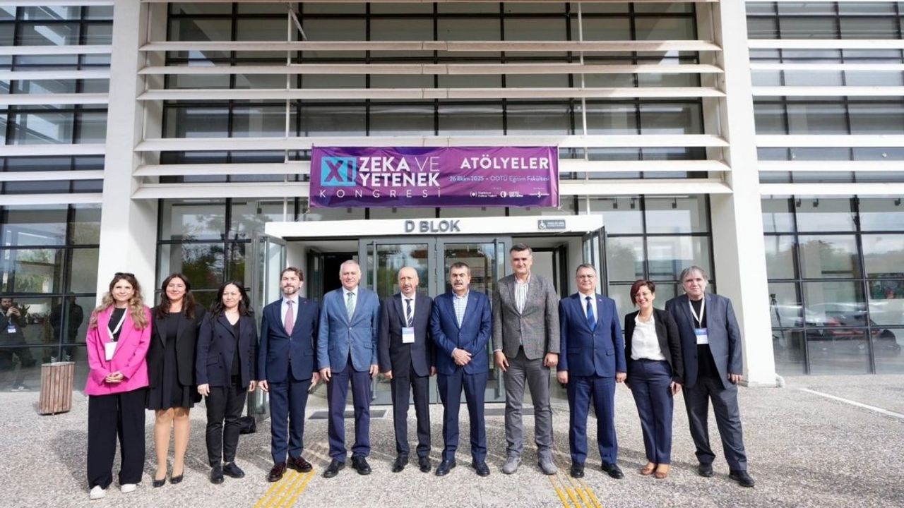 Bakan Tekin, Zekâ ve Yetenek Kongresi’ndeki atölyeleri ziyaret etti