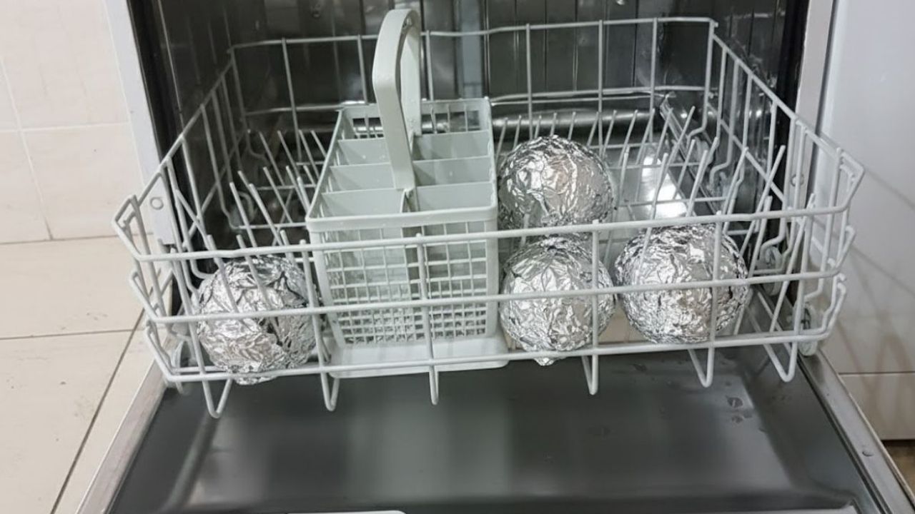 Bulaşık makinesine folyo koyarsanız bakın ne oluyor?