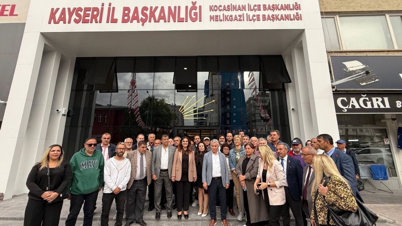 CHP Kayseri İl Başkanı Ümit Özer yeni il binasını gezdi