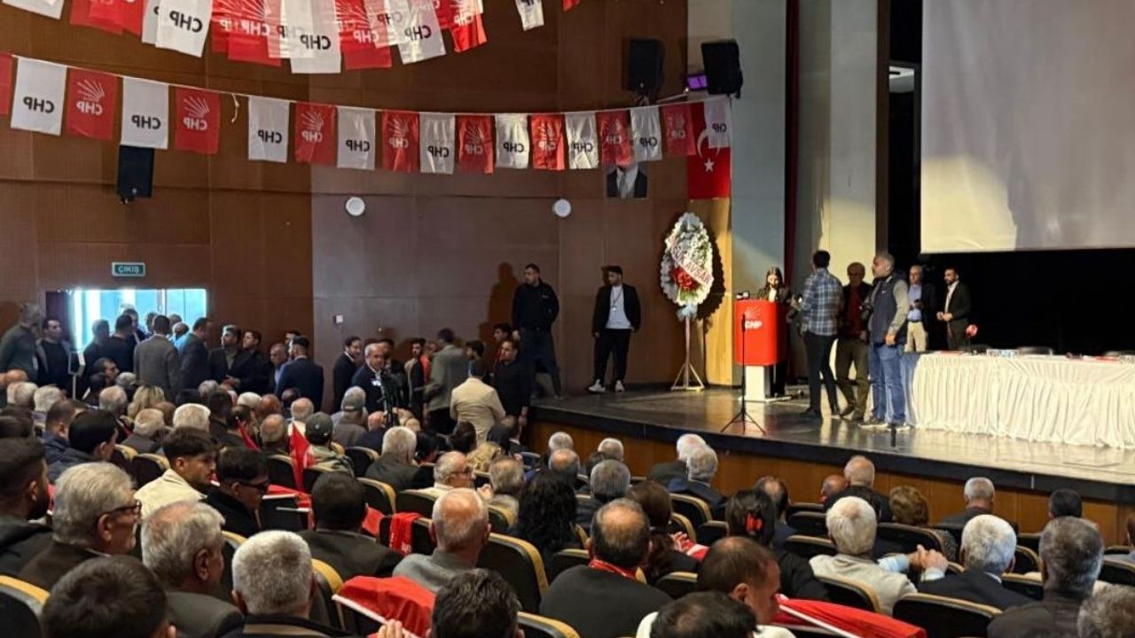 CHP Malatya İl Kongresi'nde arbede çıktı! Yumruklar havada uçuştu