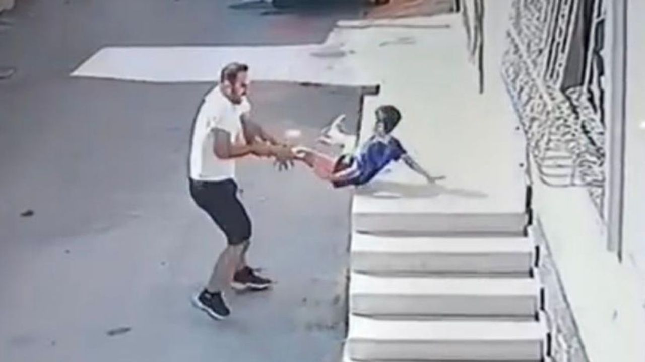 Çocuğu vahşice yere çarptı amca isyan etti: ‘Tavuk gibi çocuğun bacağını tutup fırlatıyor’