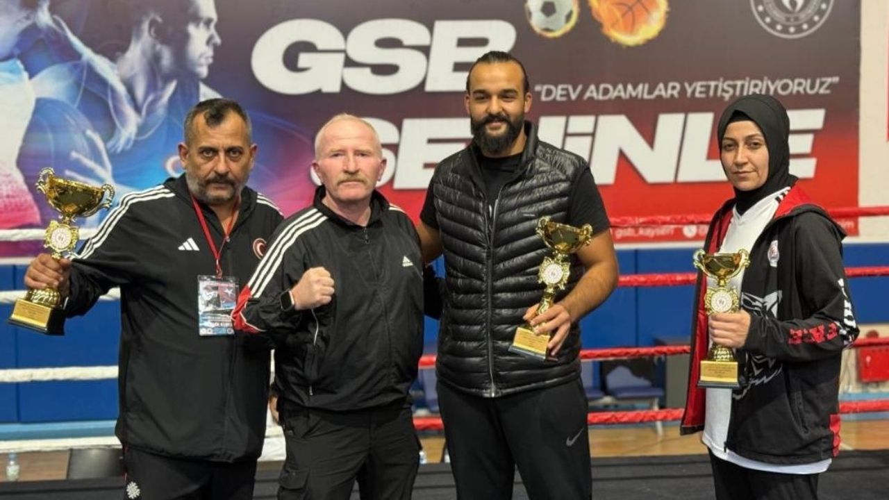 Kayseri’de sporun kalbi Cumhuriyet coşkusuyla attı : Muaythai şampiyonası düzenlendi