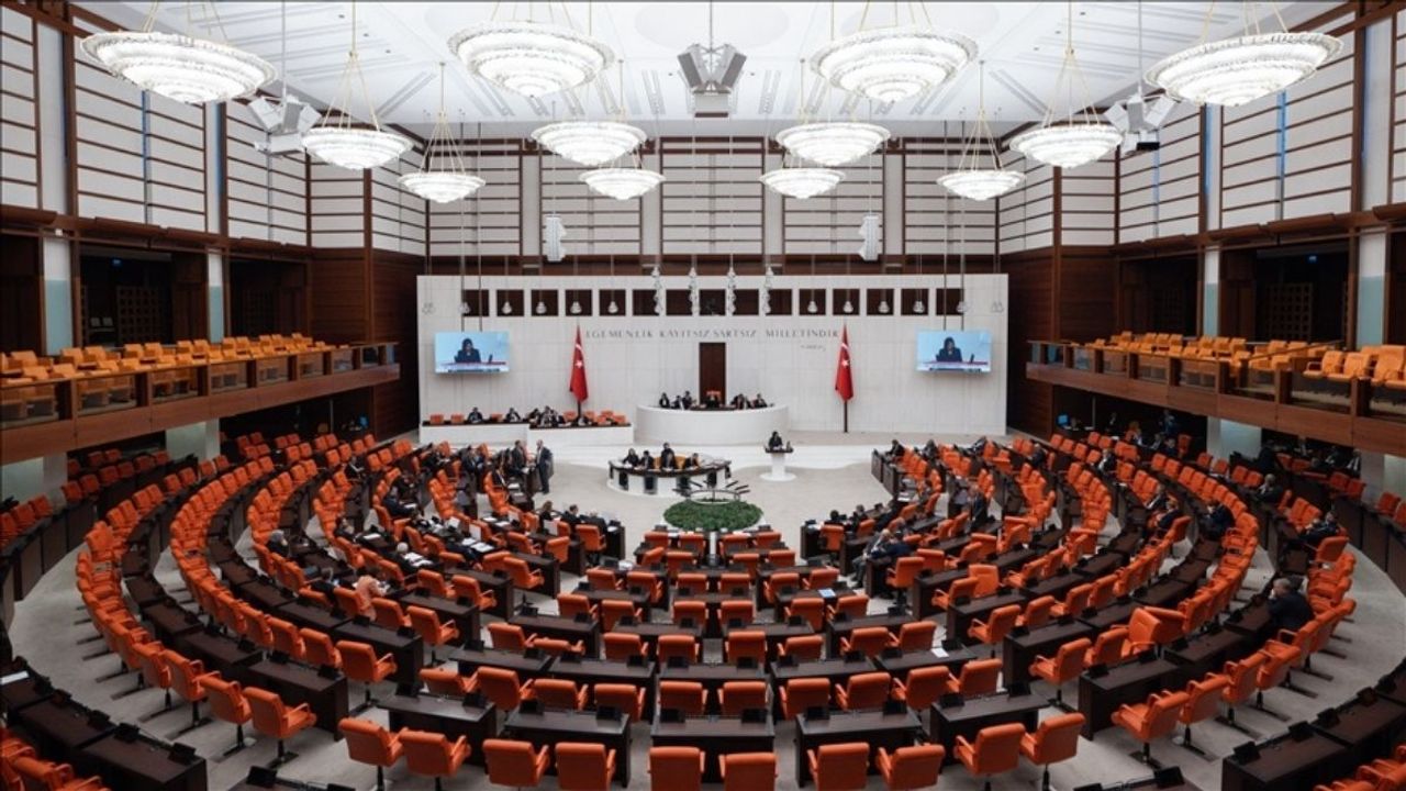DEM Partili vekiller İstiklal Marşı okunurken eşlik etmedi