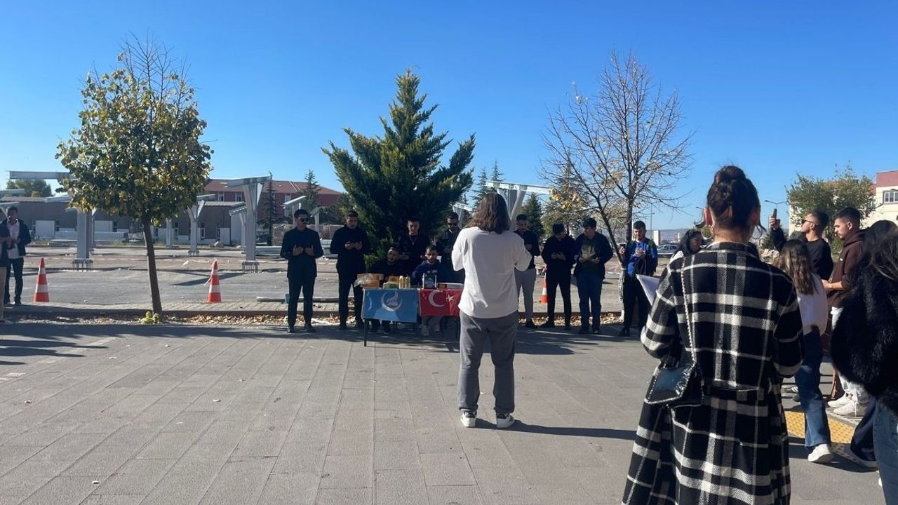 Edebiyat Fakültesi önünde sessiz çığlık: “Unutmadık, Unutturmayacağız!”