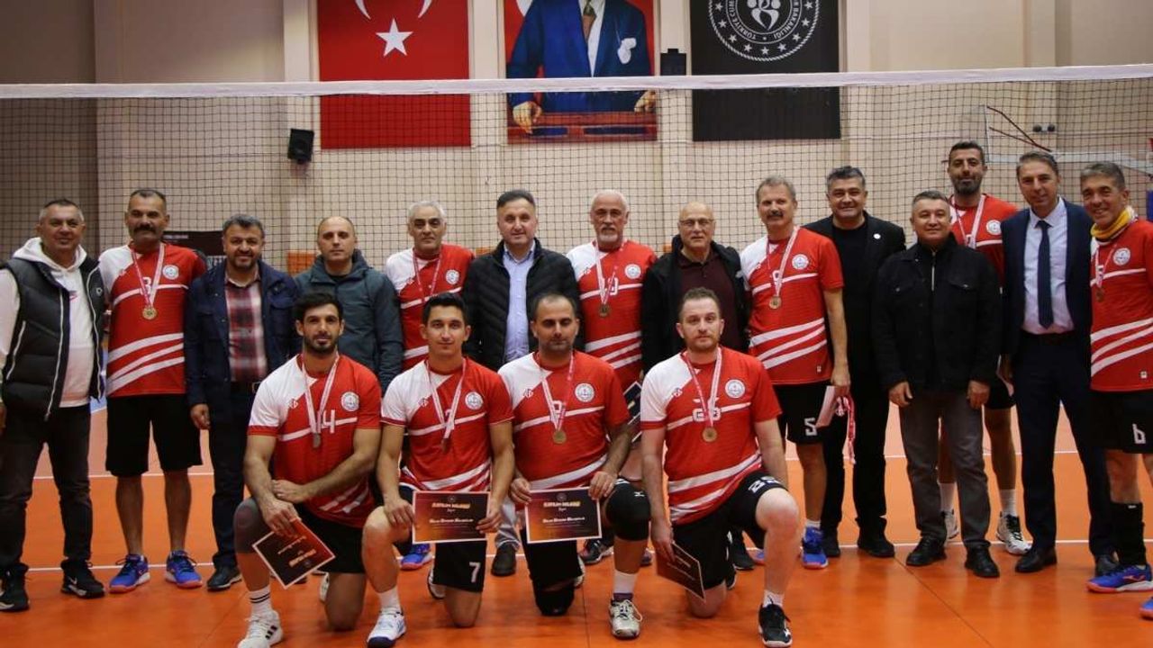 Kayseri milli eğitim ERVA erkek voleybol takımı şampiyon oldu