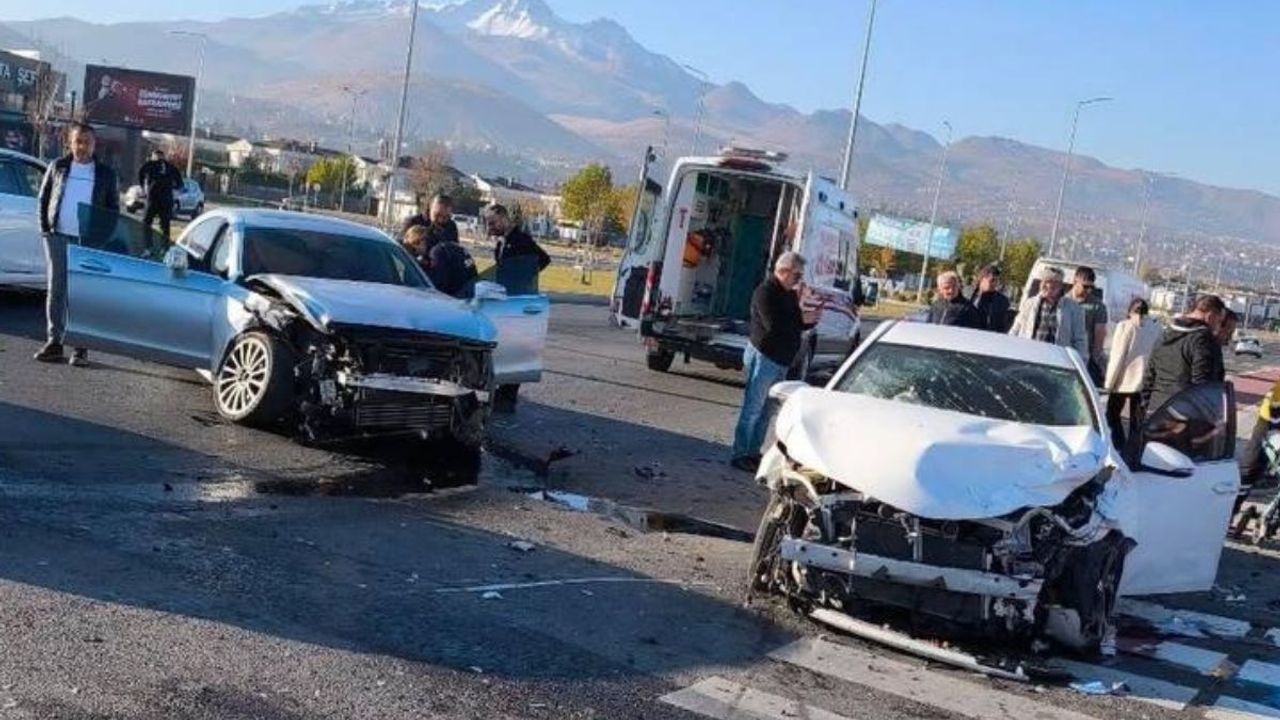 Kayseri Esenyurt’ta kaza! 2 otomobil pert oldu 3 yaralı