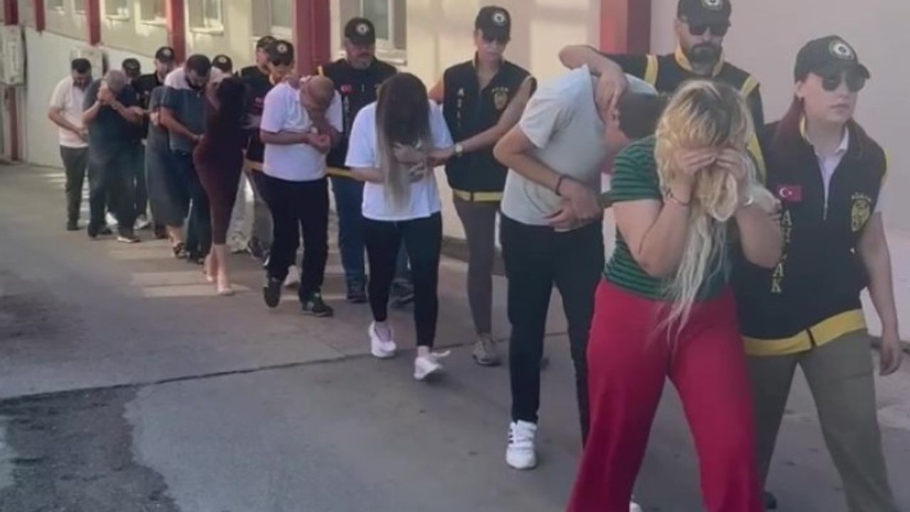 Adana’da kadın ticareti şebekesine operasyon: Aralarında evli çiftlerde vardı!