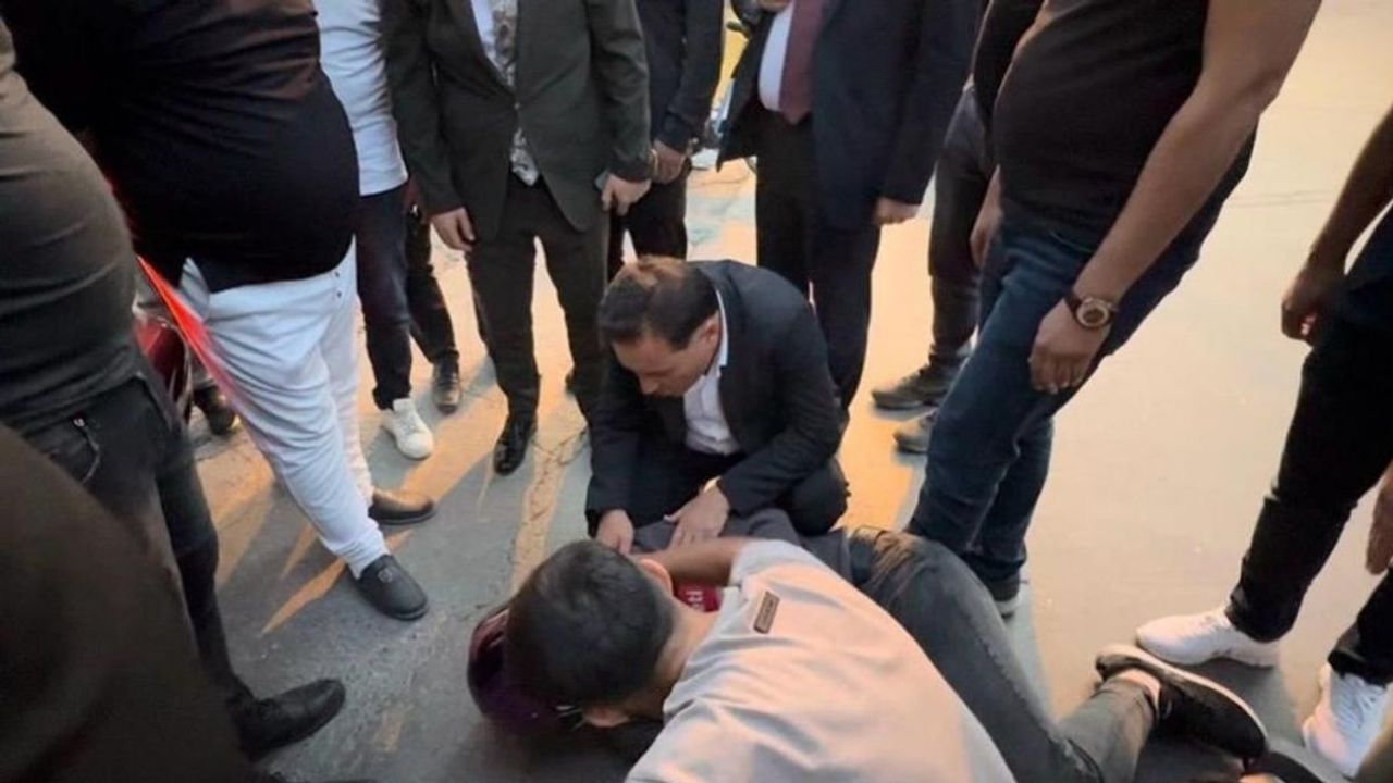 Vali Çiçek’ten örnek davranış: Trafik kazasına denk gelince yardıma koştu