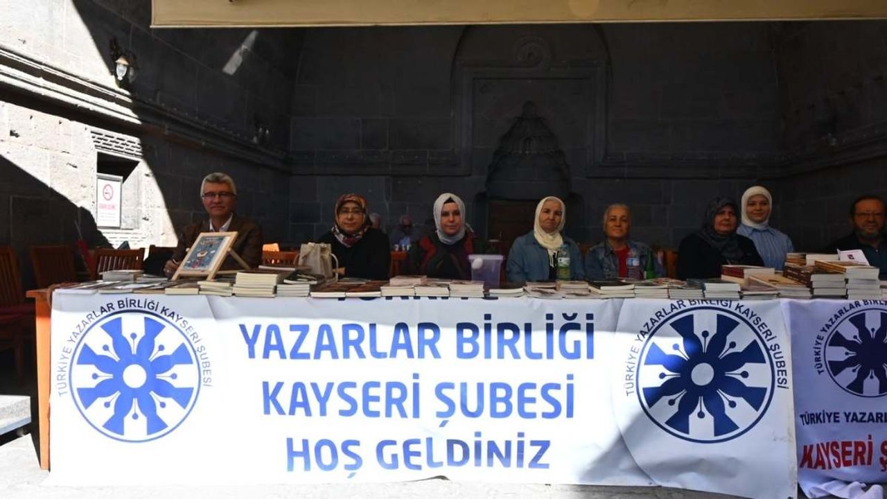 Hunat Hatun Medresesi’nde imza günü yoğunluğu
