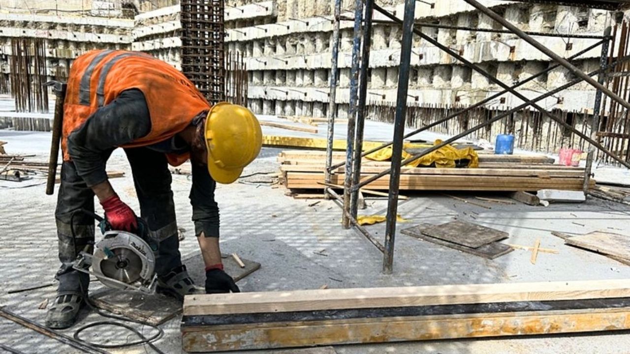 İnşatta çalışan sayısı artarken sanayide düştü : Diğer sektörlerde durum ne ?