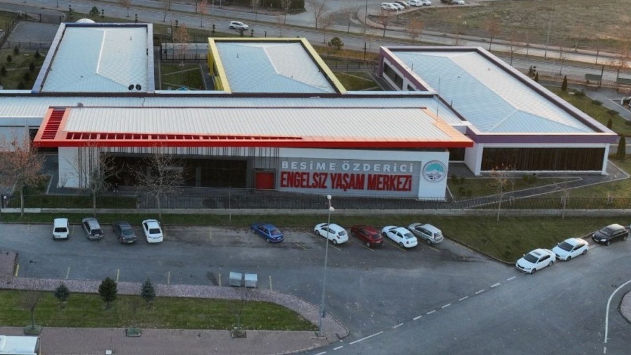 KAYMEK kursiyerlerinden engelsiz güzellik dokunuşu