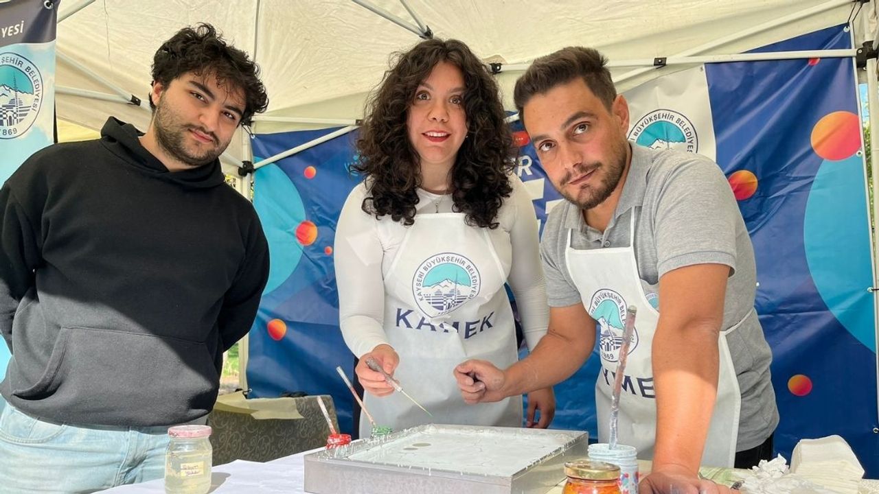 Kayseri Büyükşehir’den AGÜ’de gençlere rehberlik
