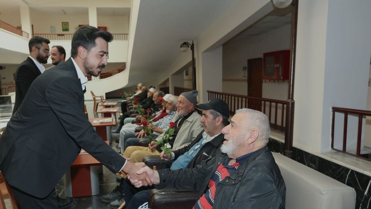 Kayseri Gençlik Meclisi, Dünya Yaşlılar Günü'nde huzurevi ziyareti gerçekleştirdi