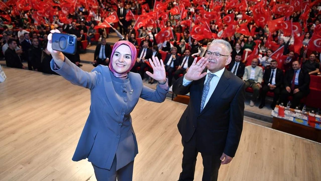 Başkan Büyükkılıç ve Bakan Göktaş’tan öğrencilere 1.782 ücretsiz kaynak kitap desteği