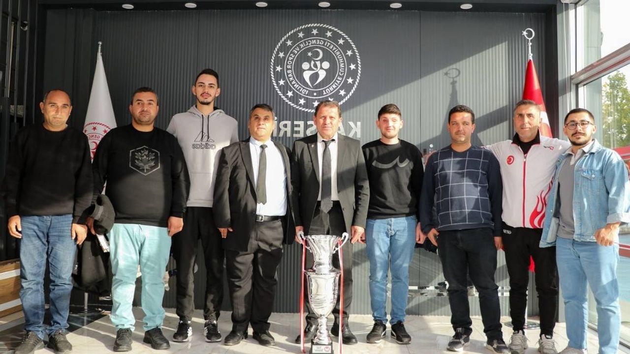 Kayseri’nin gururu sporculardan müdür Kabakcı’ya ziyaret