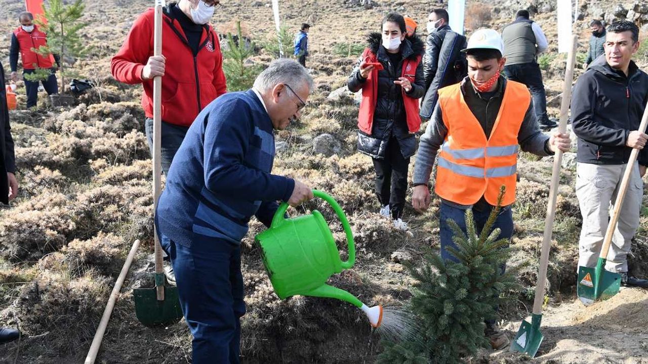 Kayseri Büyükşehir Belediyesi 38 bin fidanı toprakla buluşturuyor