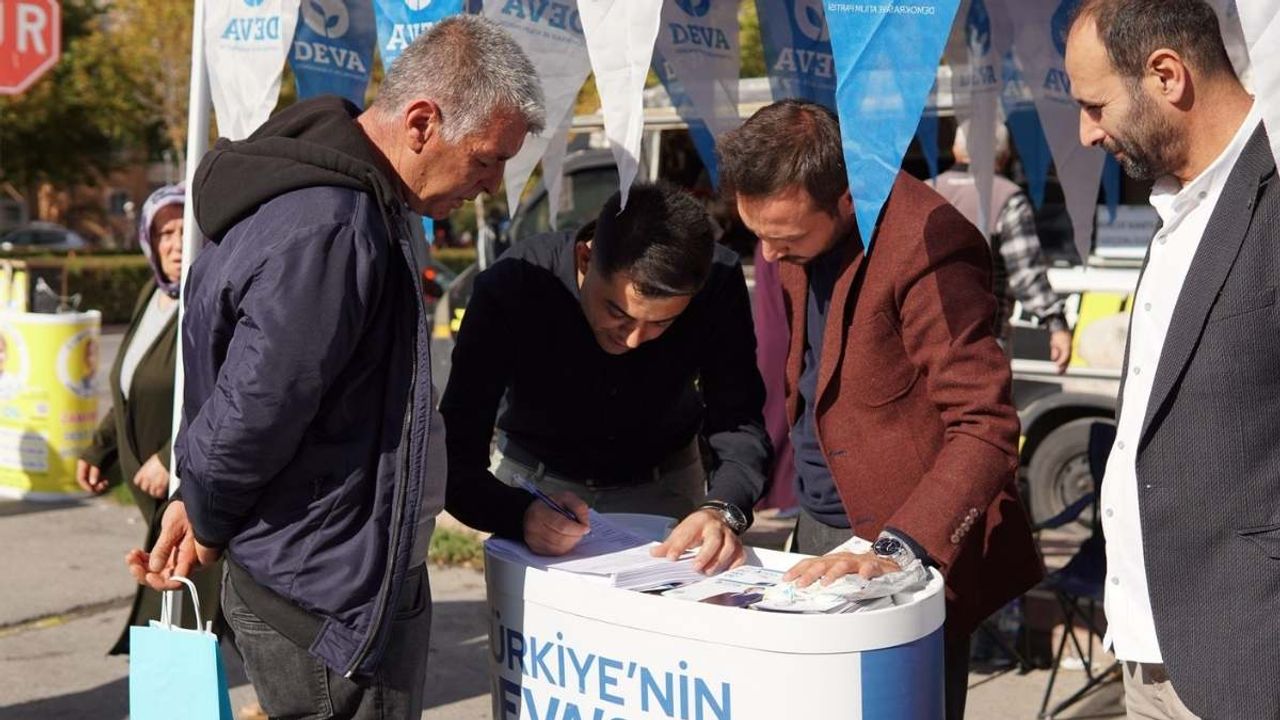 Kayseri’de Cumhuriyet coşkusu: DEVA Partisi Belsin'e stant kurdu