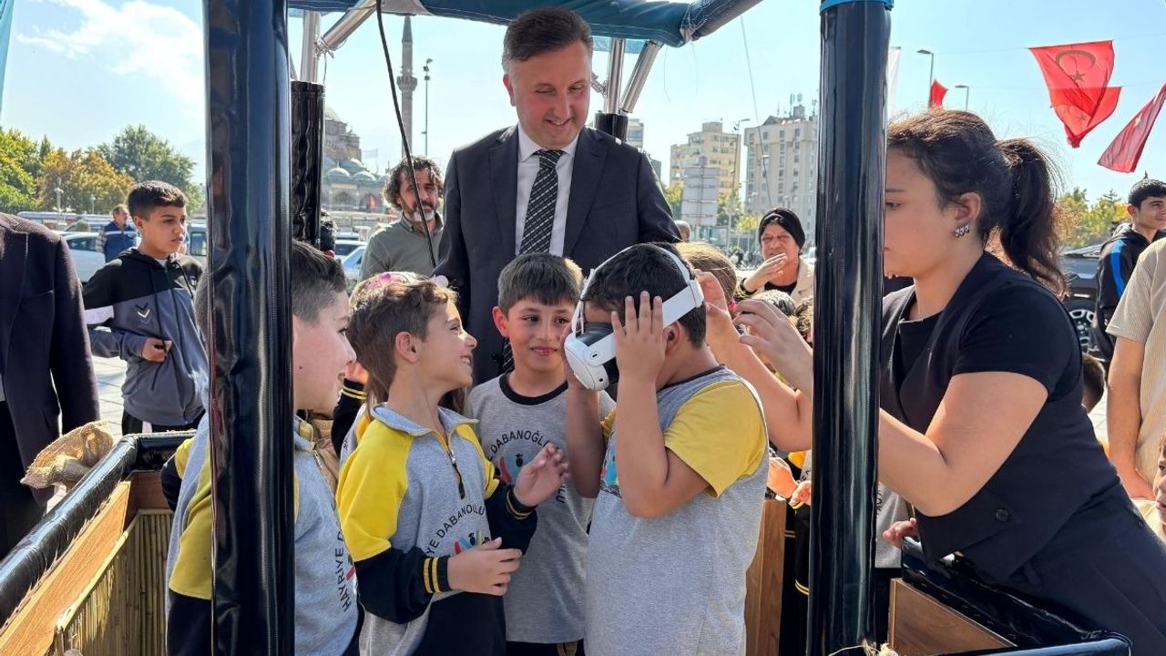 Kayseri’de Mobil Dijital Gençlik Merkezi açıldı