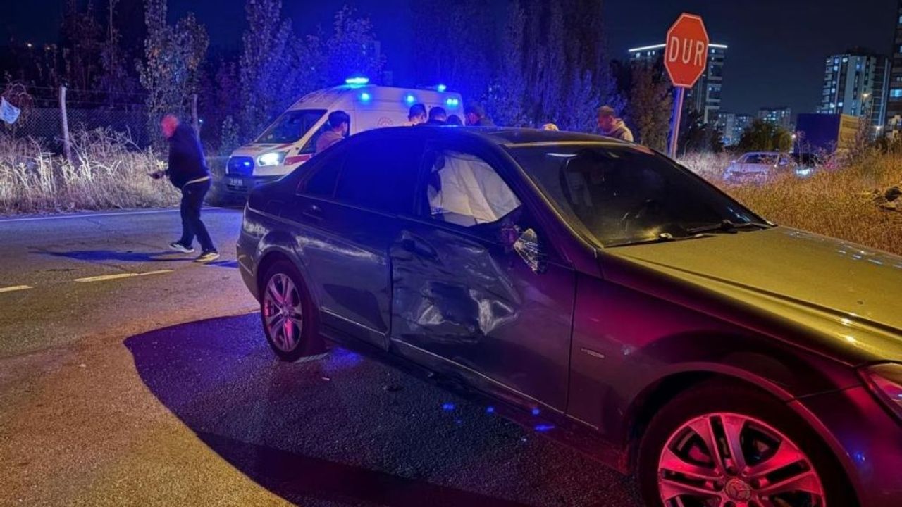 Kayseri'de motosiklet arabaya çarptı : Anne ve bebeği dahil 4 kişi yaralandı