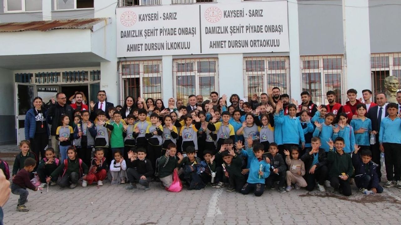 Kayseri’de öğrenciler arasında kardeşlik bağı! Minik yürekler bir araya geldi
