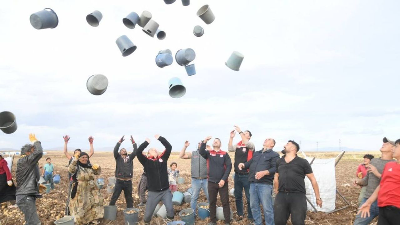 Kayseri'de tarım işçileri kovaları havaya fırlattı!