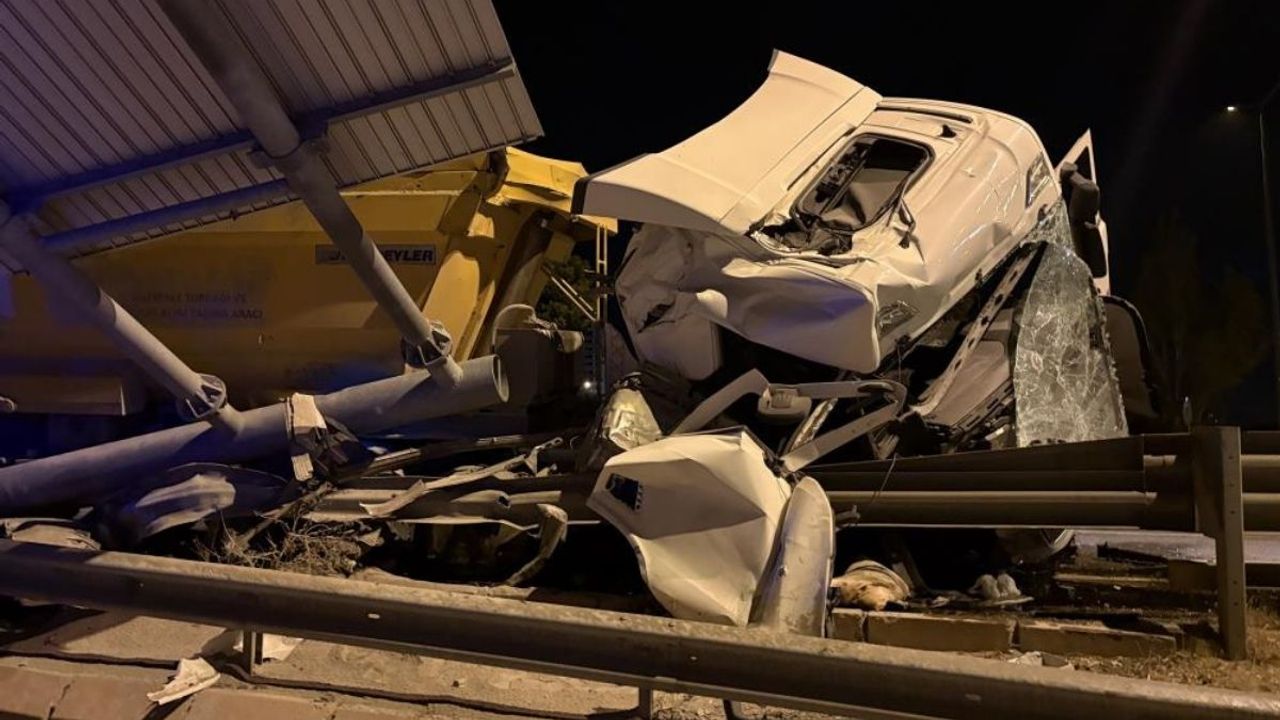 Kayseri’de Tır bariyerlere saplandı: İkiye ayrıldı