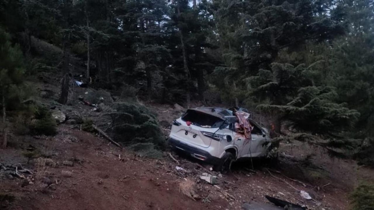 Dağ yolunda otomobil uçuruma yuvarlandı, 2 ölü