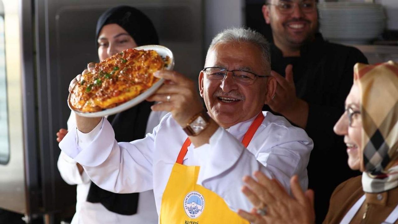 Memduh Başkan mutfağa girdi: Kayseri yağlaması için kolları sıvadı
