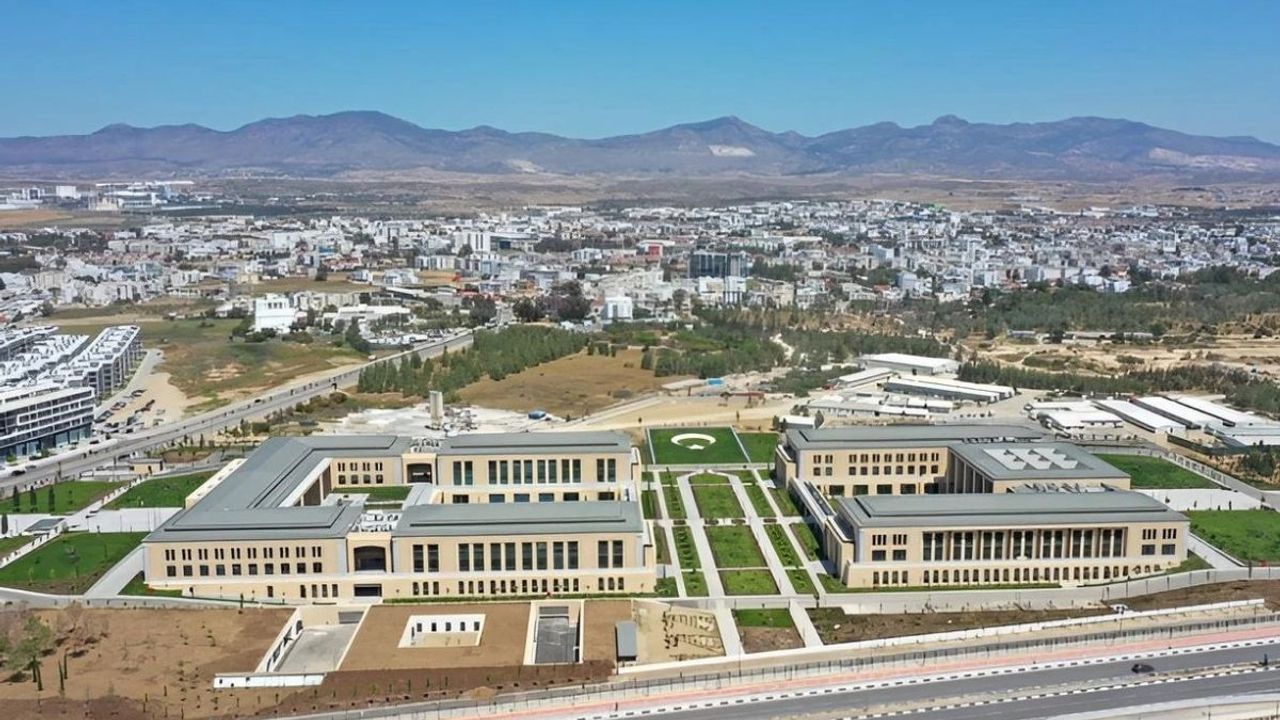 KKTC Cumhurbaşkanlığı Sarayı vatandaşa açıldı : Vatandaşlar saraya akın etti