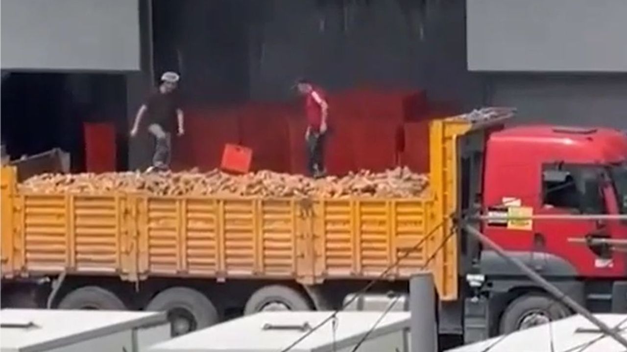 Belediyeden skandal görüntü: Ekmekleri ayaklarıyla ezdiler