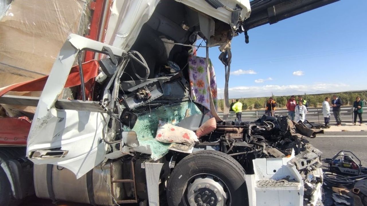 Konya Ereğli’de feci kaza: 2 tır ve 1 minibüs çarpıştı! 1 ölü, 3 yaralı