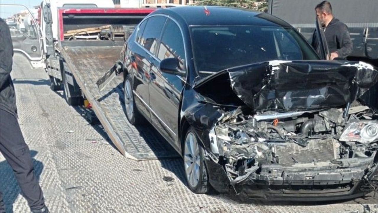 Tır, otomobil ve minibüsün karıştığı zincirleme kazada yaralılar var!