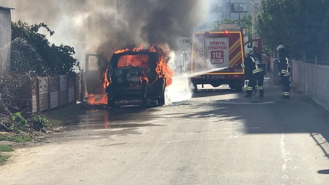 Konya’da park halindeki ticari taksi alev alev yandı!