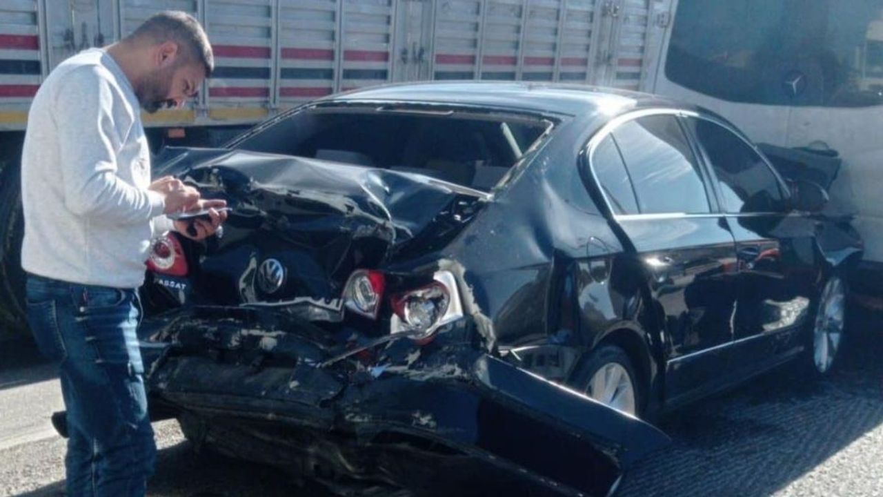 3 Araç feci şekilde birbirine çarptı: Yaralılar var