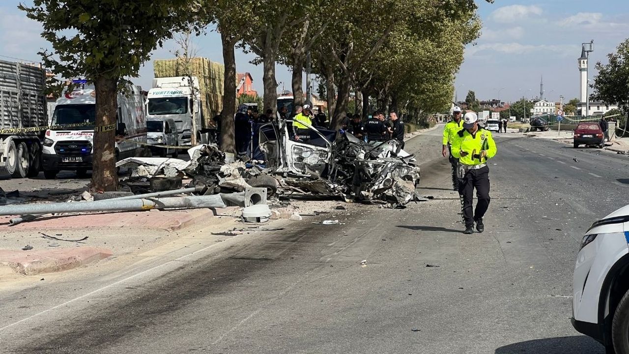 Konya’da direğe çarpan otomobil ikiye bölündü! 1 ölü 1 yaralı