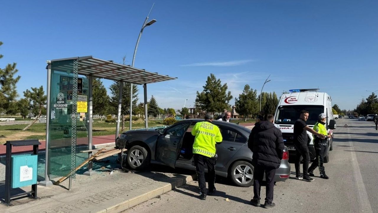 Konya’da otomobil durağa daldı: 1 yaralı