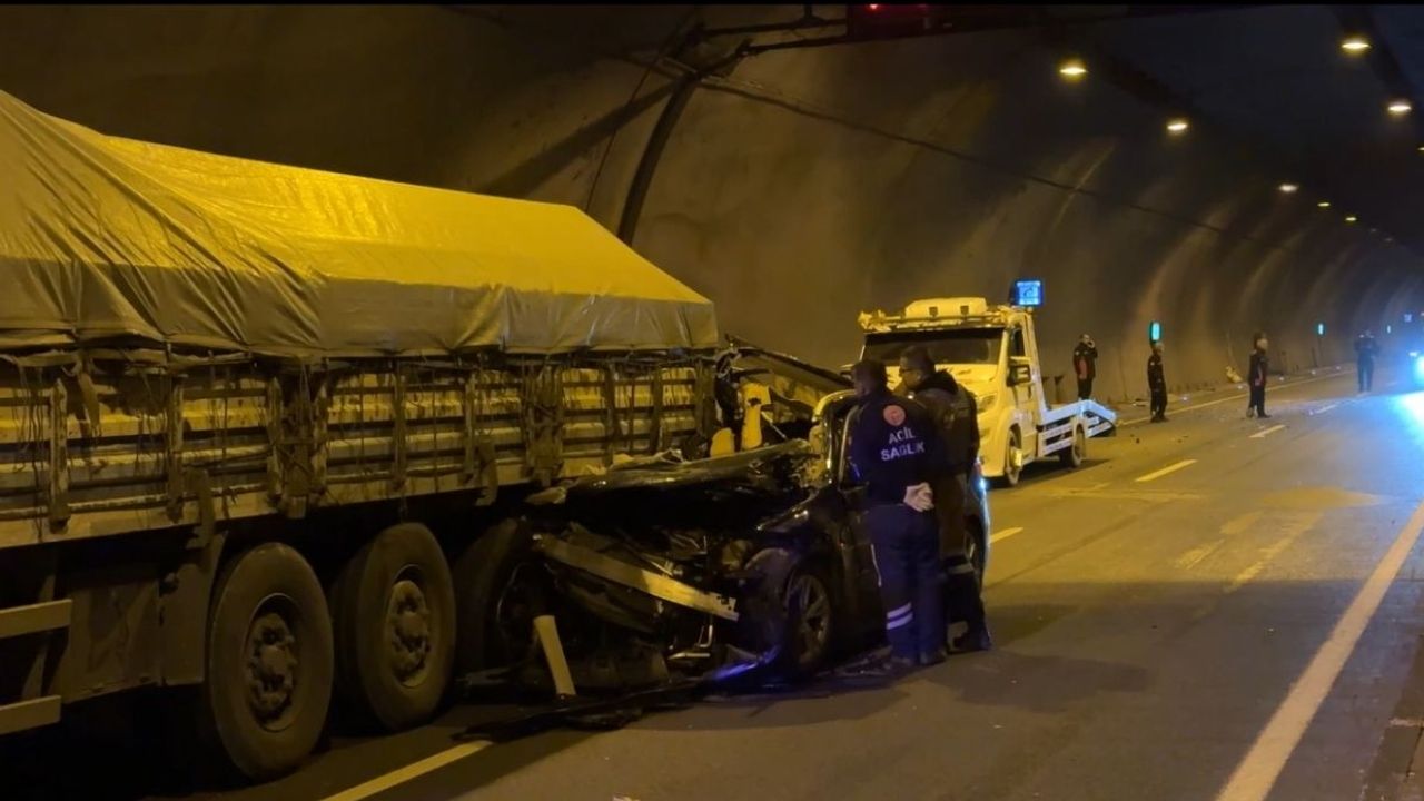 Kayseri yolundaki korkunç kazada SUV tipi araç Tıra çarptı: 1 ölü,4 yaralı