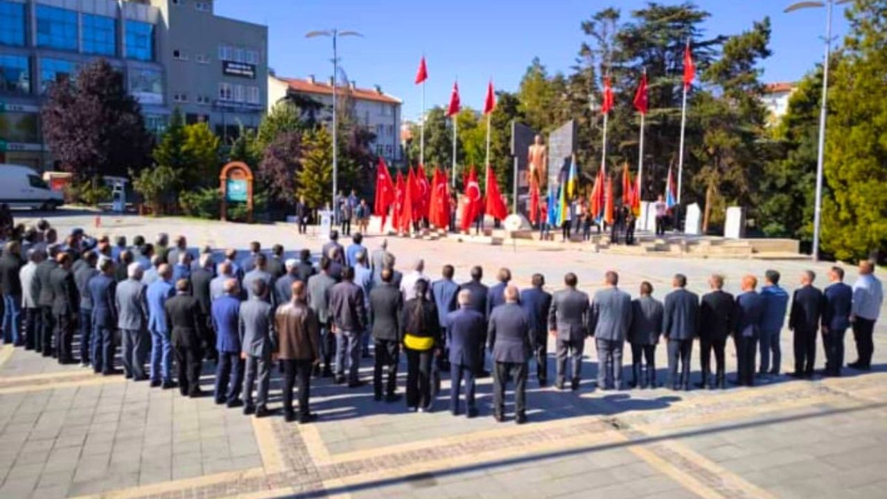 Kayseri’de muhtarların akın ettiği etkinlik! Atatürk anıtına çelenk sunuldu