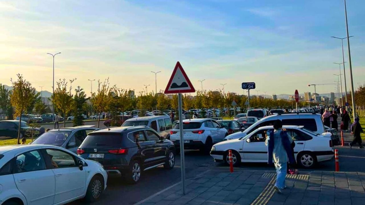 Kayseri'de nefes kesen gösteri! Trafik felç oldu, araçlar yolda kaldı!
