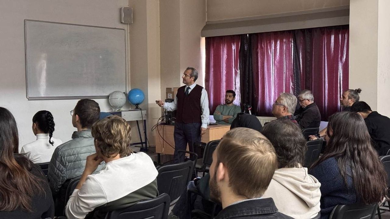 “Kozmik Türler Atlası: Evren Bahçesi” semineri ERÜ’de bilimseverlerle buluştu
